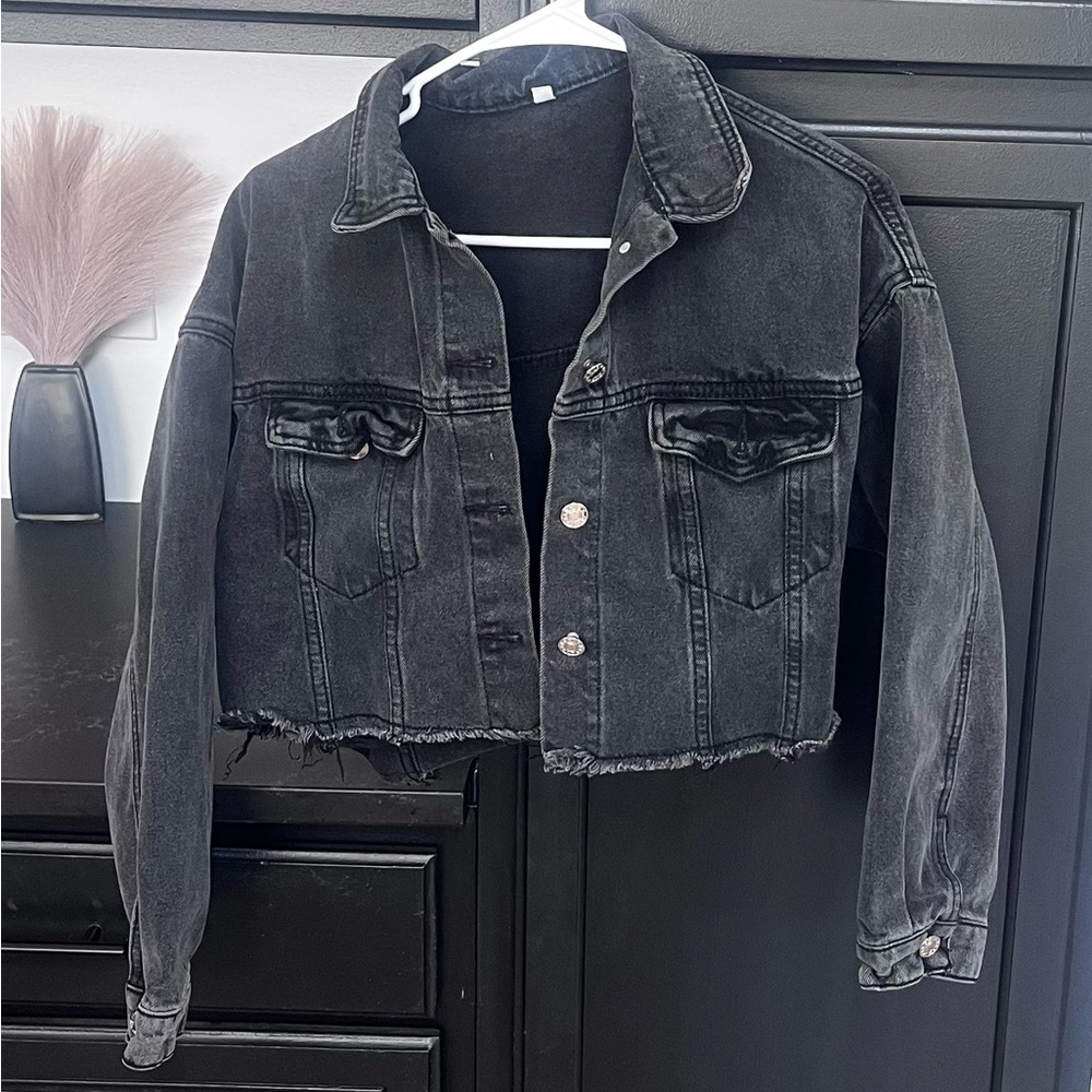 Women's cropped Black Denim Jacket
